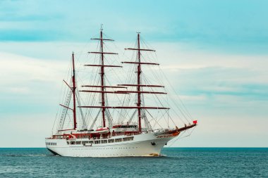 Büyük beyaz yelkenli gemi üç direk Riga bağlantı noktasına hareket ile