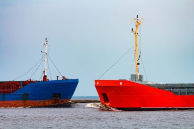Turuncu kargo gemisi mavi toplu taşıyıcı yelken