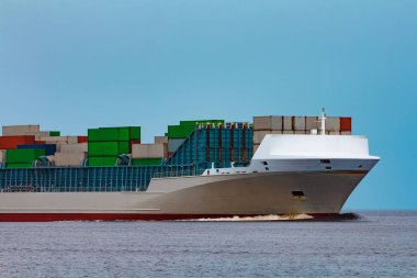 Gri konteyner gemisi. Lojistik ve üretim alma