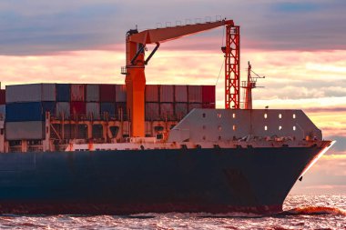 Mavi konteyner gemisi. Dünya lojistik ve üretim transfer