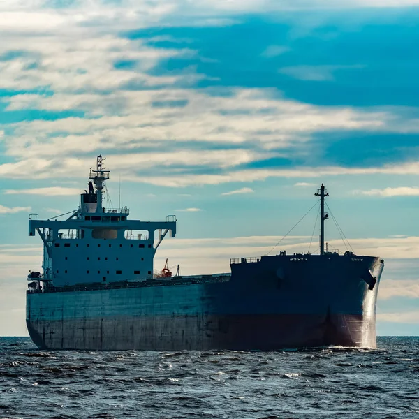 Merchandise Importu Duży Niebieski Statek Portu Riga — Zdjęcie stockowe