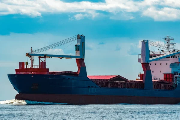 Merchandise Importeren Grote Blauwe Vrachtschip Naar Haven Riga — Stockfoto