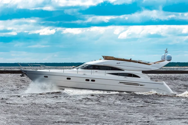 Vita Motorbåt Flytta Snabbt Till Östersjön Vattensport — Stockfoto
