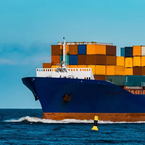 蓝色集装箱船在旅行 物流和货运业 — 图库照片