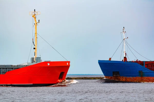 Buque Carga Naranja Pasando Por Granelero Azul — Foto de Stock