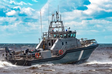 Askeri gemi yelken Baltık Denizi, gri. Sınır Muhafız hizmet
