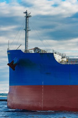 Alma mal. Riga bağlantı noktasına hareket büyük mavi kargo gemisi