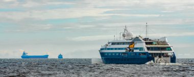 Baltık denizde yelken küçük mavi yolcu gemisi. Spa hizmetleri