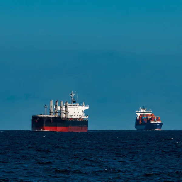 Siyah bulker gemi. Lojistik ve mal nakliyatı