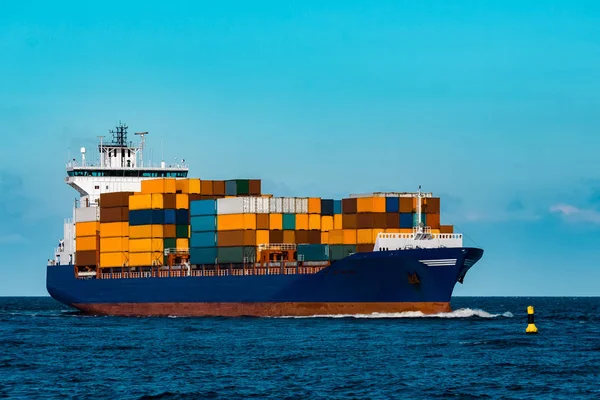 Mavi konteyner gemisi seyahat. Lojistik ve nakliye sanayi