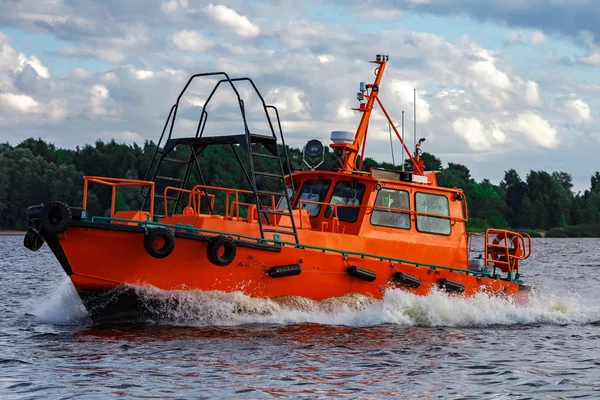 Barco Piloto Laranja Movendo Junto Rio Europa Serviço Salvamento — Fotografia de Stock