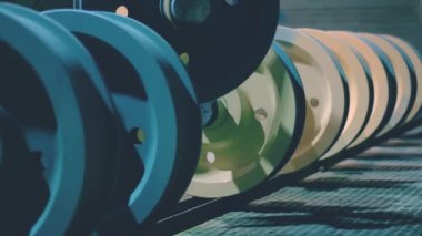 El astar bir metal yüzeye boya tabancası ile açık sarı