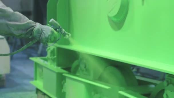 Handbemalung Einer Metalloberfläche Mit Der Spritzpistole Auf Grüne Farbe — Stockvideo