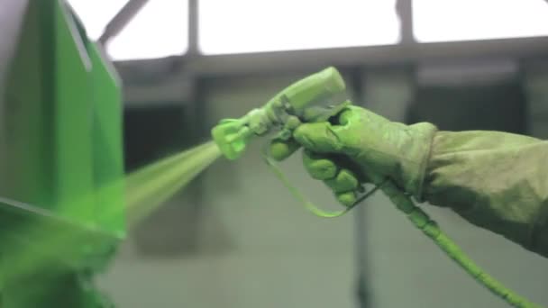 Handbemalung Einer Metalloberfläche Mit Der Spritzpistole Auf Grüne Farbe — Stockvideo