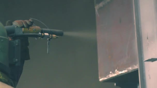 Adam Metal Yüzey Kumlama Cihazının Silah Bir Metal Konstrüksiyon Fabrikada — Stok video