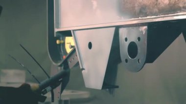 Adam metal yüzey Kumlama cihazının silah bir metal konstrüksiyon fabrikada tarafından temizler. Shotblaster bir süreç içinde