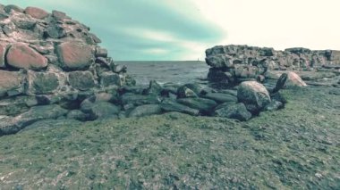 Dalgakıran Barajı hareket timelapse Letonya Riga şehirde. Koruma Baltık Denizi, taş duvar