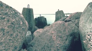 Dalgakıran Barajı hareket timelapse Letonya Riga şehirde. Koruma Baltık Denizi, taş duvar