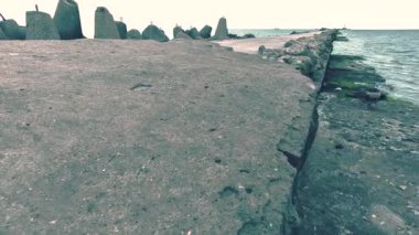 Dalgakıran Barajı hareket timelapse Letonya Riga şehirde. Koruma Baltık Denizi, taş duvar