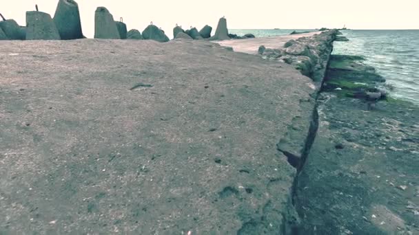 Movimento Barragem Riga Letónia Protecção Dos Muros Pedra Mar Báltico — Vídeo de Stock