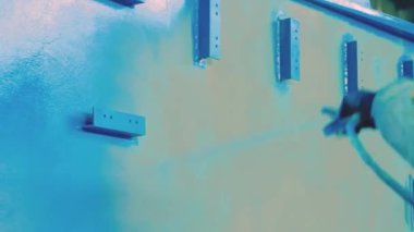 Ağır sanayi. Profesyonel el sprey boya metal yüzey metal konstrüksiyon fabrikada