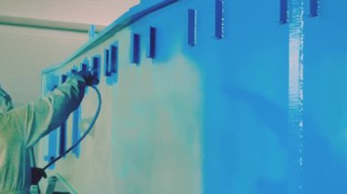 Ağır sanayi. Profesyonel el sprey boya metal yüzey metal konstrüksiyon fabrikada