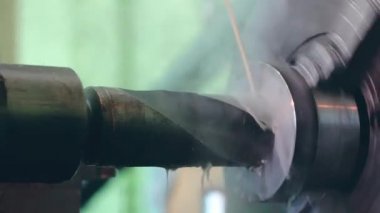 Turner bir dönüm torna metal konstrüksiyon fabrikada çalışıyor. Ağır sanayi ve metal işi. Doğruluk metal kesme ve delme detay