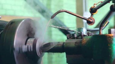 Turner bir dönüm torna metal konstrüksiyon fabrikada çalışıyor. Ağır sanayi ve metal işi. Doğruluk metal kesme ve delme detay