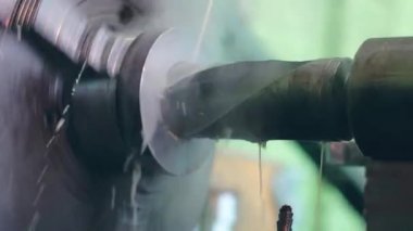 Turner bir dönüm torna metal konstrüksiyon fabrikada çalışıyor. Ağır sanayi ve metal işi. Doğruluk metal kesme ve delme detay
