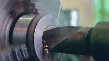 Turner bir dönüm torna metal konstrüksiyon fabrikada çalışıyor. Ağır sanayi ve metal işi. Doğruluk metal kesme ve delme detay