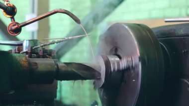 Turner bir dönüm torna metal konstrüksiyon fabrikada çalışıyor. Ağır sanayi ve metal işi. Doğruluk metal kesme ve delme detay