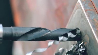 İşçi Metal Fabrikası'nda büyük matkap ile Manyetik Matkap tarafından bir nesne bir delik delme. Ağır sanayi ve metal konstrüksiyon Atölyesi