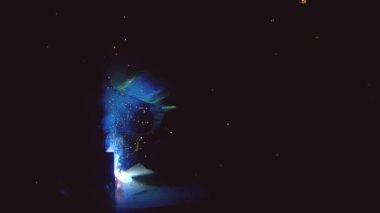 Profesyonel yarı otomatik kaynak kiti 380 volt ve ilâ 300 amper süper ağır çekimde. Kaynakçı koruma maskesi ile metal konstrüksiyon fabrikada çalışıyor. Ağır sanayi atölye