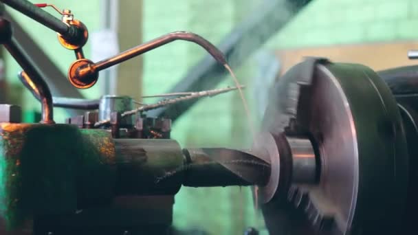 特纳正在金属建筑厂做车削车床 重工业和金属制品 精密金属切削和细节钻孔 — 图库视频影像