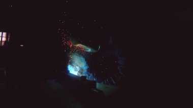 Profesyonel yarı otomatik kaynak kiti 380 volt ve ilâ 300 amper süper ağır çekimde. Kaynakçı koruma maskesi ile metal konstrüksiyon fabrikada çalışıyor. Ağır sanayi atölye