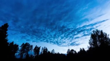 Gece mavi gökyüzü timelapse panorama yıldız ve bulutlar