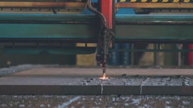 Plazma kesme makinesi gaz veya Lazer metal düz levha metal konstrüksiyon fabrikada kesiyor. Profesyonel metal işi üretim. Ağır sanayi atölye