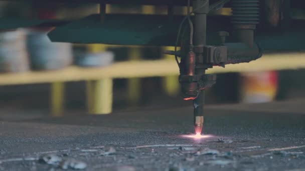 プラズマ切断機は 金属の建設工場でガスやレーザーによる金属の平らなシートを切っています プロの金工生産 重工業のワーク ショップ — ストック動画