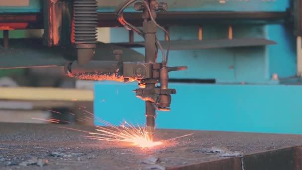 プラズマ切断機は 金属の建設工場でガスやレーザーによる金属の平らなシートを切っています プロの金工生産 重工業のワーク ショップ — ストック動画
