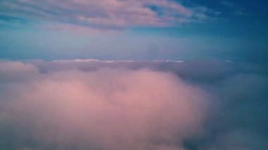 Bulutlar ve gökyüzü hava görünümünü. Sinekler çok yüksek akşam gökyüzünde robot. Romantik manzara