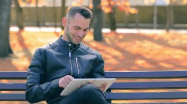 Parktaki Adam Büyük Beyaz Tablet Kullanıyor