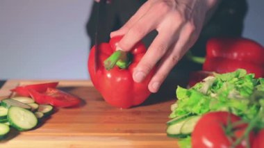 Kesme tahtasındaki Kırmızı Paprika 'yı Kesen Şef