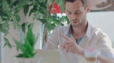 Mutlu Gülen Müşteri Tablet Bilgisayarını kullanarak Kafede Video Görüşmesi Yapıyor