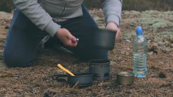 Turist matlagning mat i en vandring i små Cook Set — Stockvideo