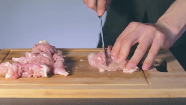Chef corte de filé de frango fresco — Vídeo de Stock