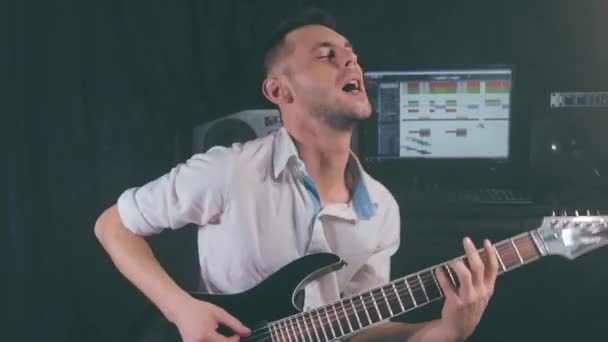 Yound Man speelt elektrische gitaar in de Home Studio — Stockvideo