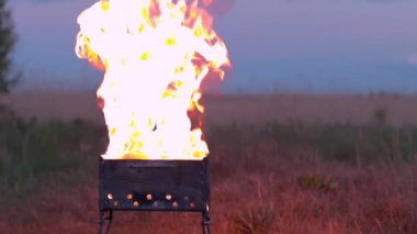 Brazier veya Extreme Grill Mutfağında Yanan Ateş