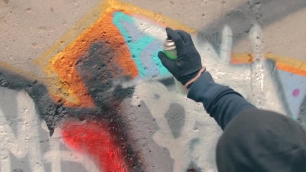 Jovem cara desenho graffiti usando spray de tinta pode — Vídeo de Stock