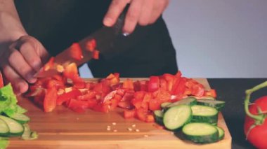 Kesme tahtasındaki Kırmızı Paprika 'yı Kesen Şef