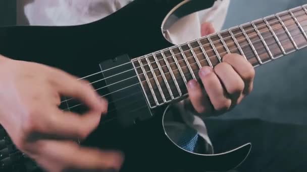 Guitarrista tocando música rock de cerca — Vídeos de Stock